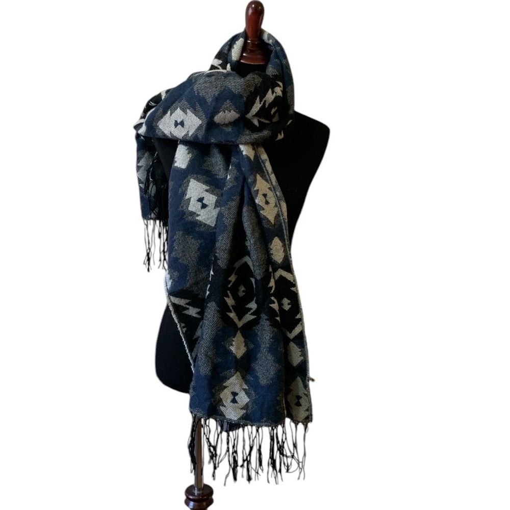 Charlotte Russe Blue Aztec Pattern Blanket Scarf/Wrap